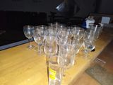 de nombreux verres à vin vides alignés sur une table en bois