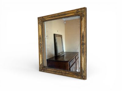 41/ Miroir en bois doré à canaux