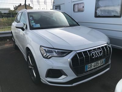 un SUV blanc garé à côté d'une remorque sur un parking