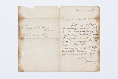 un gros plan d'un morceau de papier sur lequel on a écrit