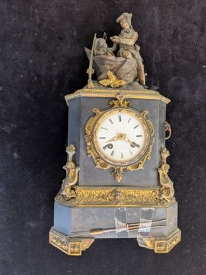 une horloge surmontée d'une statue