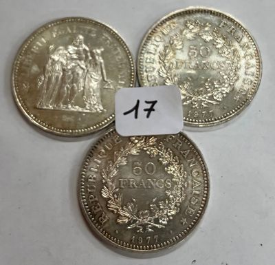 quatre types de pièces différents sont présentés sur une surface blanche
