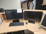 deux écrans d'ordinateur et un clavier sur un bureau