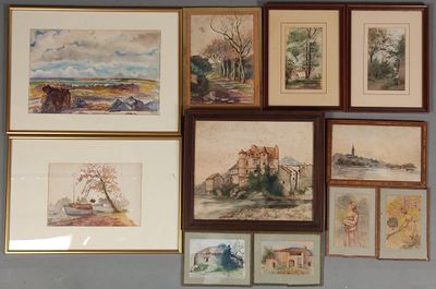 de nombreux tableaux accrochés au mur de la pièce
