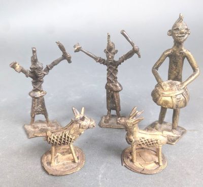 trois figurines en bronze représentant un homme, une femme et un chien