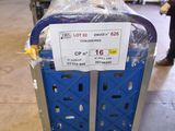 un chariot contenant de nombreux cartons dans un entrepôt