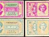 quatre billets différents, de couleurs et de motifs variés, sur fond noir