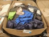 une boîte en carton remplie de vêtements et d'autres objets