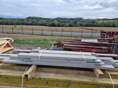 un tas de bois de construction posé sur un tas de bois