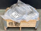 une caisse en bois sur laquelle sont posés plusieurs sacs en plastique