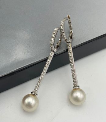 PAIRE DE BOUCLES D'OREILLES en or blanc 18K (750 millièmes) …