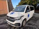 la camionnette blanche est garée sur le côté de la route