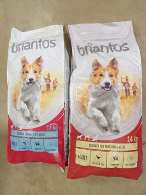 deux sacs de croquettes posés par terre