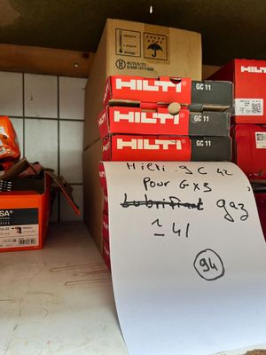 une pile de cartons, tous munis d'une étiquette de prix