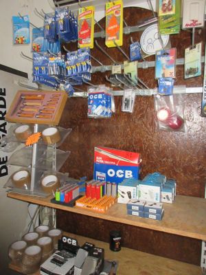 de nombreux objets sur les étagères de la pièce