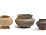 trois types de vases différents posés sur une surface blanche