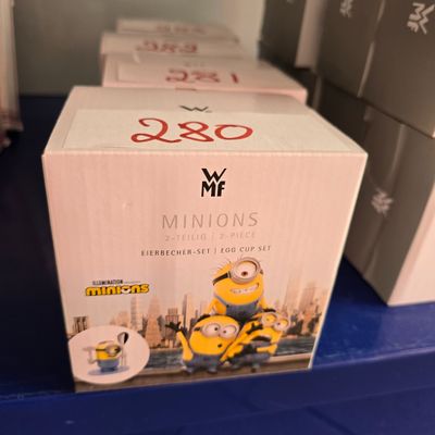 une boîte de figurines de Minions posée sur une table