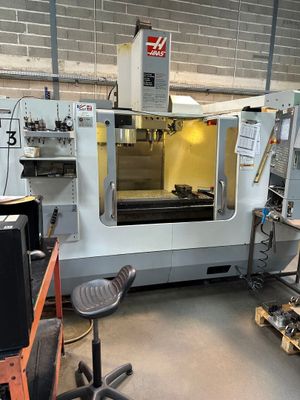 une machine qui se trouve dans une pièce avec de nombreux outils