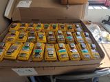 une boîte remplie de téléphones portables posée sur une table