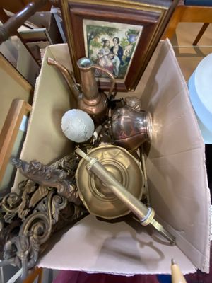 une boîte remplie d'objets anciens posée sur une table