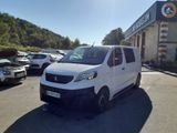 une camionnette blanche garée dans un parking