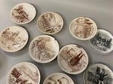 plusieurs assiettes posées sur une table