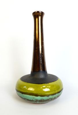 Vase soliflore en faïence à glaçure verte et long col irisé.