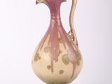 un vase posé sur un support sur une surface blanche