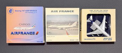 trois paquets de cigarettes « Air France » posés sur une table