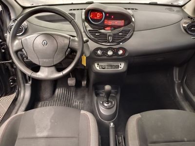 le tableau de bord d'une petite voiture sur lequel figure une horloge