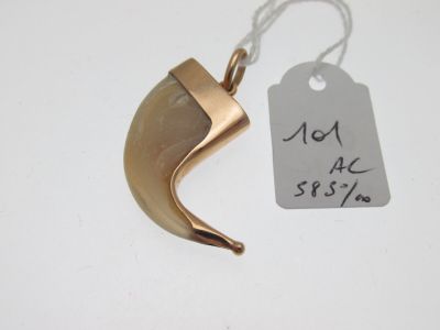 une photo d'un pendentif en forme de corne plaqué or, sur lequel figure une étiquette de prix