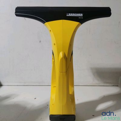 un sèche-cheveux jaune et noir posé sur une table