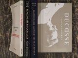 deux livres posés l'un à côté de l'autre sur une table