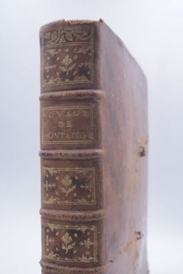 un vieux livre posé sur une table