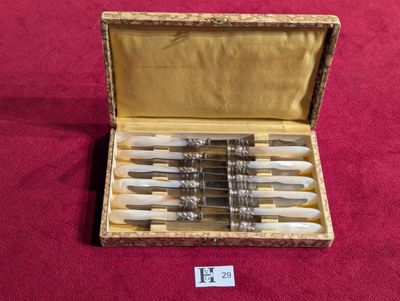 Coffet 12 couteaux manches en nacre, lames estampillées "Bou…