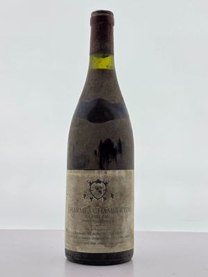 une bouteille de vin posée sur une table