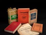 plusieurs livres sont empilés sur une surface noire
