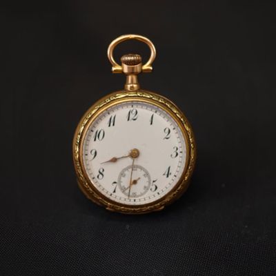 une montre de poche ancienne sur fond noir, avec un fond noir