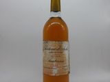 une bouteille de vin posée sur une table