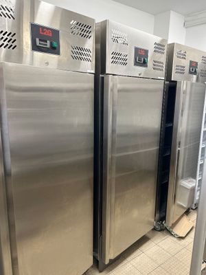 plusieurs réfrigérateurs en acier inoxydable alignés les uns à côté des autres dans une cuisine