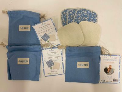 cinq sacs de chiffons et une paire de compresses pour les yeux posés sur une table