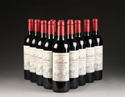 six bouteilles de vin rouge sont alignées