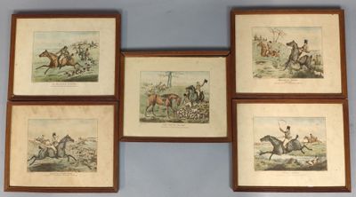 quatre reproductions encadrées représentant des chevaux et des jockeys accrochées au mur