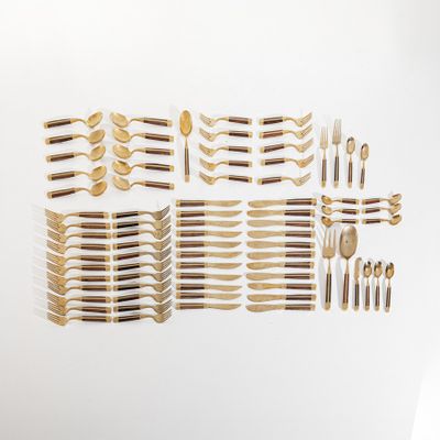 a lot of spoons and spoon spoons on a table