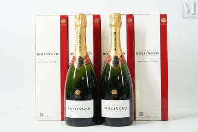 deux bouteilles de champagne posées l'une à côté de l'autre sur une table