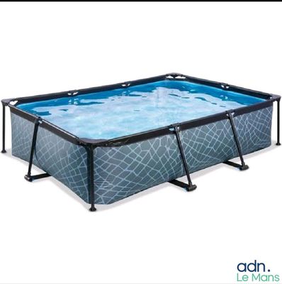 un gros plan d'une piscine rectangulaire dotée d'une structure métallique