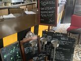 Il y a beaucoup de menus sur le comptoir dans ce restaurant
