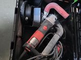une boîte contenant des outils posée sur le sol