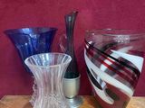 trois vases posés sur une table, avec un mur rouge en arrière-plan
