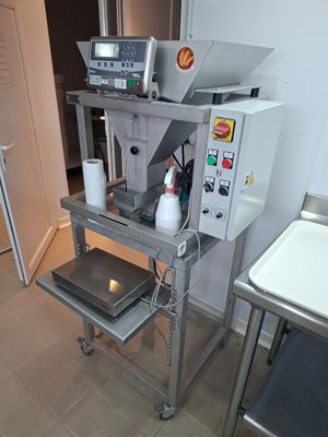 une machine posée sur un chariot dans la cuisine